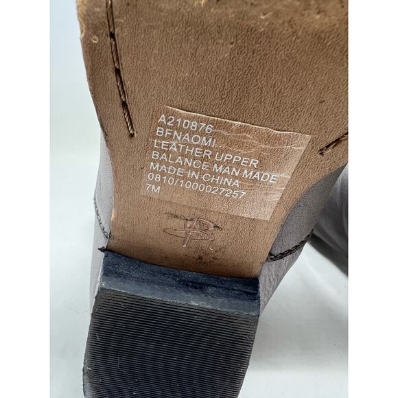 B. Makowsky Gray Leather Sherpa Lined Button Up Boots 7 - Picture 9 of 9